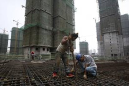 Operarios chinos trabajan en unas obras de construcción en la ciudad de Qingdao, provincia de Shandong (China). EFE/Archivo