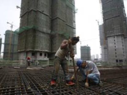 Operarios chinos trabajan en unas obras de construcción en la ciudad de Qingdao, provincia de Shandong (China). EFE/Archivo