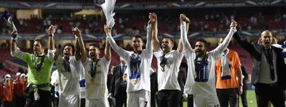 Los jugadores del Madrid celebran el título