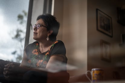 Marta Ruiz, periodista y comisionada de la verdad, en su casa en Bogotá, Colombia el 4 de octubre del 2023.