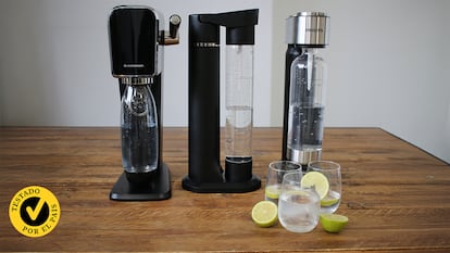 Máquina gasificadora de agua sobre una mesa de madera.
