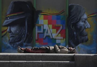 Una persona sin hogar duerme, en el tercer mes de la cuarentena decretada por la pandemia de covid-19, en una plaza de La Paz (Bolivia).