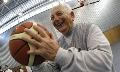 Pete Carril, tras dar un clínic de baloncesto en 2006.