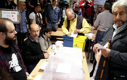 Un trabajador de Correos llega al colegio Pinar del Rey de Madrid durante la jornada electoral.