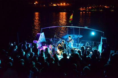 Tonhito de Poi junto a su banda, en la Ría de Arousa.