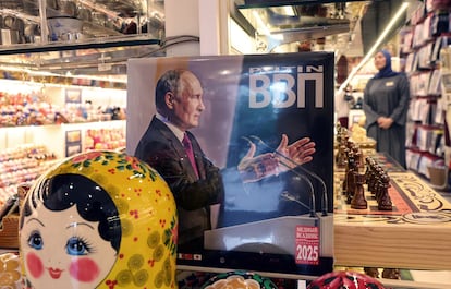Un calendario con la imagen de Putin, en una tienda de Moscú, este viernes.