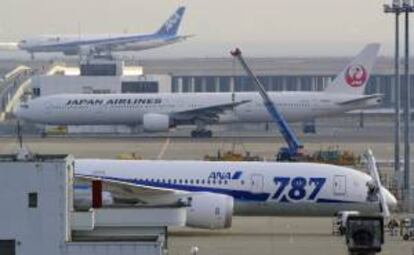 Un avión Boeing 787 Dreamliner operado por la aerolínea All Nippon Airways Co. (ANA) tras aterrizar en el aeropuerto Haneda en Tokio, Japón, este miércoles 16 de enero de 2013.