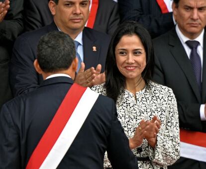 Nadine Heredia applauds her husband, President Ollanta Humala.