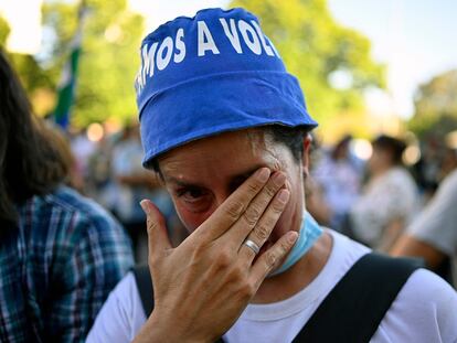 Una partidaria de Cristina Fernández de Kirchner llora tras la sentencia condenatoria frente a los tribunales.