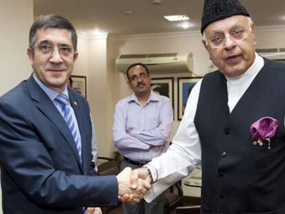 Saludo de López y el ministro indio de Energías, Farooq Abdullah.