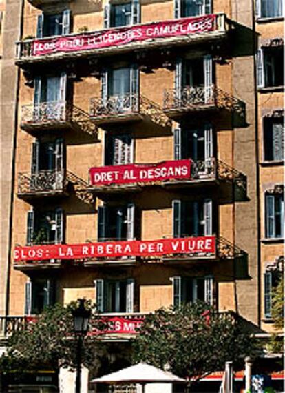 Pancartas de protesta por los ruidos en el barrio de la Ribera.