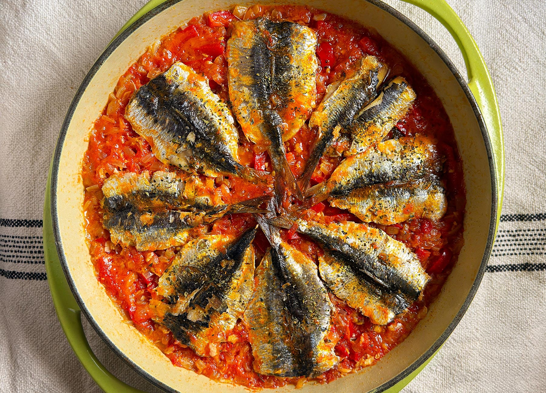 Sardinas a la moruna, la receta andaluza de pescado azul y verduras de temporada