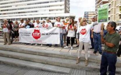 Varios miembros del colectivo Stop Desahucios durante una concentración. EFE/Archivo