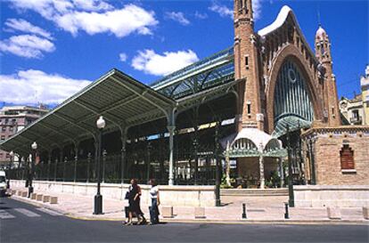El modernista mercado de Colón, construido en 1916, muestra su flamante nuevo aspecto tras ser rehabilitado.