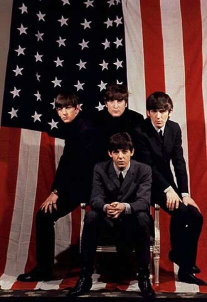 The Beatles: Ringo Starr, John Lennon, George Harrison (de pie, de izquierda a derecha) y Paul McCartney (sentado).