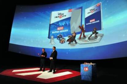 John Blackburn y John Vignocchi en un evento de the Disney Infinity 2.0