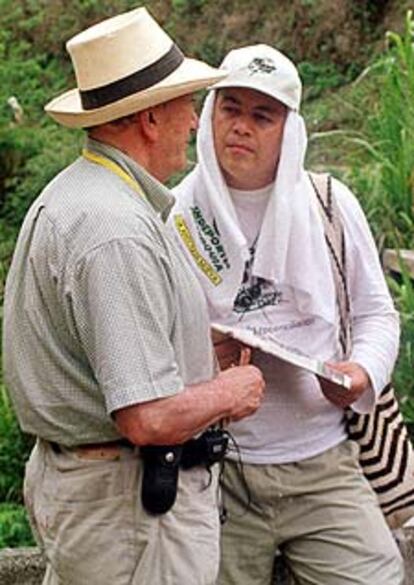 Guillermo Gaviria (derecha), con Gilberto Echeverry, en abril de 2002.