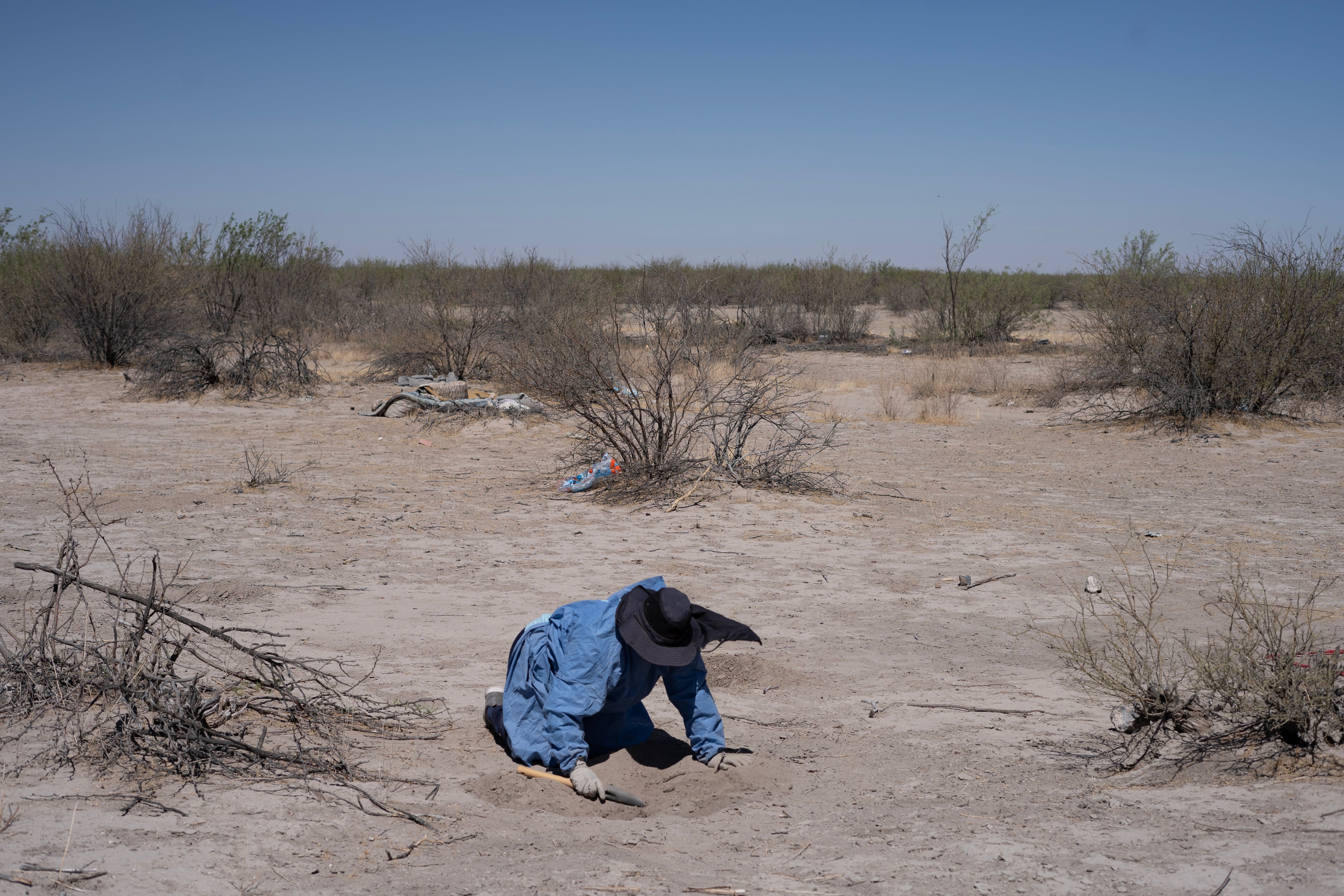 Silvia Ortiz busca restos humanos en el ejido Patrocinio, Coahuila, en abril 2025. 