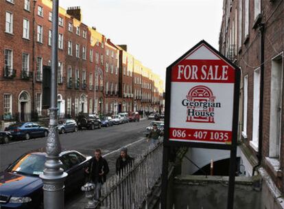 Cartel de venta de viviendas en una calle de Dublín.