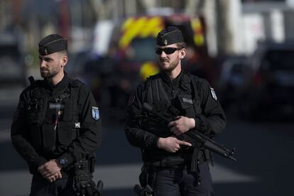 La policía francesa ha acordonado toda la zona cercana al incidente mientras se lleva a cabo la investigación. 