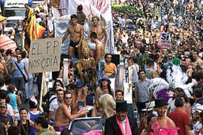 Decenas de miles de personas se manifestaron ayer en el Centro de Madrid en el Día del Orgullo Gay.