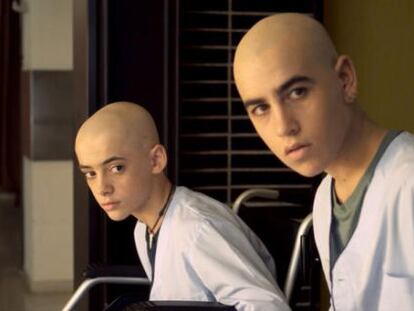 Dos de los protagonistas de la serie 'Pulseras rojas'