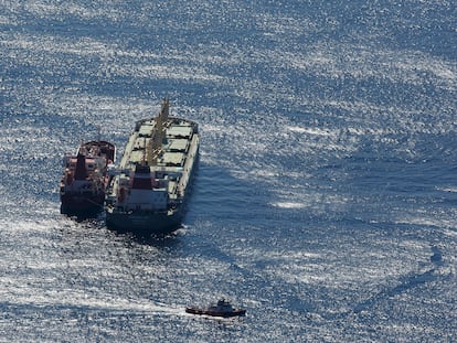 Un barco permanece abarloado junto a un petrolero en aguas próximas a Gibraltar, en una imagen de archivo.