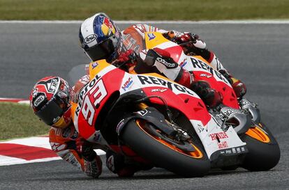 Los pilotos de Honda MotoGP, Dani Pedrosa y Marc Márquez se tocan en la última vuelta del gran premio de Catalunya en Montmeló.
