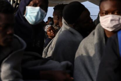 El proceso de rescate y desembarco del 'Sea Watch 3' esta vez ha durado 48 horas, pero al final todos ponen un pie en Europa. En la foto, migrantes en la cubierta del barco de Sea Watch mientras esperan para desembarcar en el puerto siciliano de Pozzallo, Italia, el 23 de octubre de 2021.