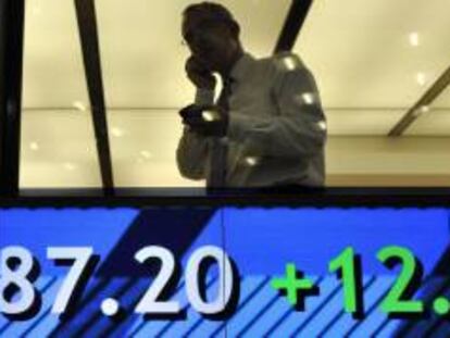 Un operador de bolsa habla por teléfono. EFE/Archivo