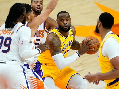 LeBron James, entre Crowder y Anthony Davis.