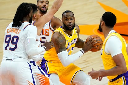 LeBron James, entre Crowder y Anthony Davis.