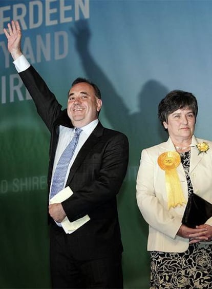 El líder del Partido Nacionalista Escocés (SNP) de Alex Salmond saluda a sus seguidores en Aberdeen tras conocer los primeros datos de las elecciones autonómicas