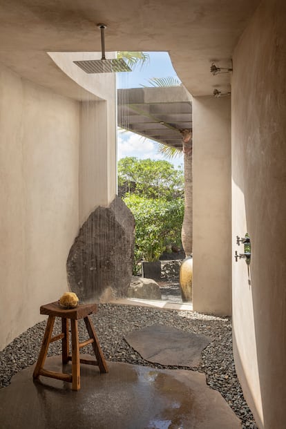 El rincón favorito de Jon Kortajarena, el cuarto de baño exterior. “Es un lujo poder ducharme prácticamente a la intemperie”, desvela.