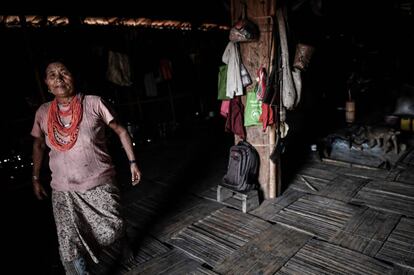 La mujer chamán Jang Ngon, en su casa de la aldea de Satpalaw Shaung. Ella advierte a sus vecinos que es mejor ir al médico, pero realiza algunos rituales curativos.