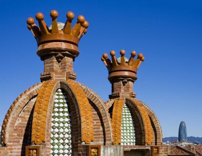 Vista de dos de los remates del Arco de Triunfo de Barcelona, de Josep Vilaseca, con la Torre Agbar, de Jean Nouvel, al fondo. 