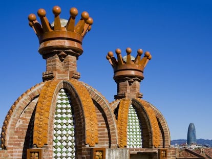 Vista de dos de los remates del Arco de Triunfo de Barcelona, de Josep Vilaseca, con la Torre Agbar, de Jean Nouvel, al fondo. 