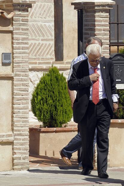 El padre Ángel sale de la residencia de Boecillo.