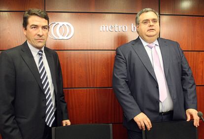 Oleaga (derecha), junto al consejero delegado de Metro Bilbao, iñaki Prego, ayer en la sede de la compañía en la capital vizcaína.