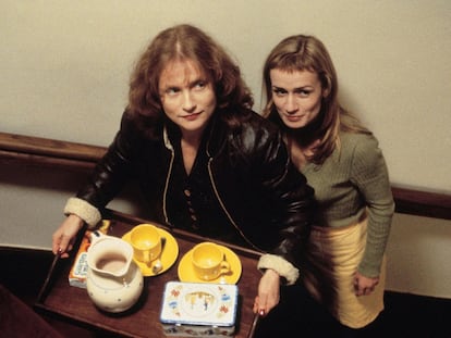 Isabelle Huppert y Sandrine Bonnaire en un fotograma de 'La ceremonia', de Claude Chabrol.