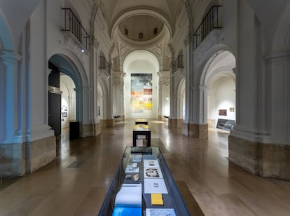 Vista de la Sala Verónicas, con obras de la artista Rosell Meseguer, en una antigua iglesia barroca.