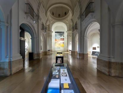 Vista de la Sala Verónicas, con obras de la artista Rosell Meseguer, en una antigua iglesia barroca.
