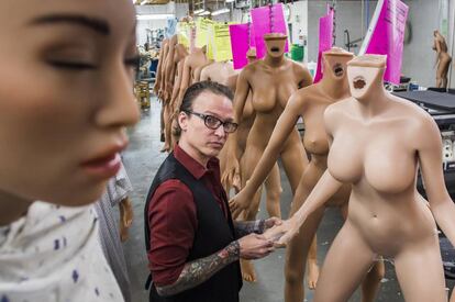 Matt McMullen, fundador de RealDoll junto a las muñecas en su taller.
 
 
 