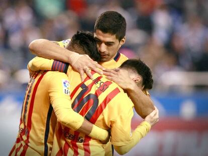 Luis Su&aacute;rez abraza a Neymar y Messi en Riazor.