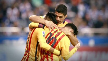 Luis Su&aacute;rez abraza a Neymar y Messi en Riazor.