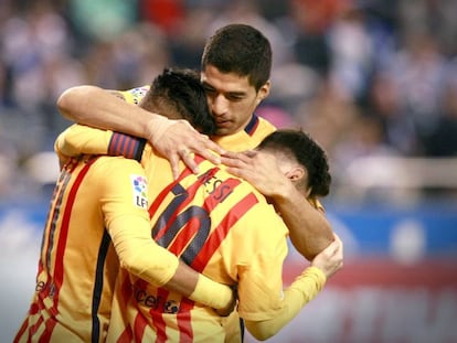 Luis Su&aacute;rez abraza a Neymar y Messi en Riazor.