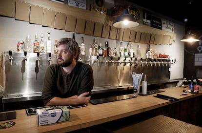 Ryan Day este jueves en la barra del restaurante que planea cerrar, The Village Tap Room, en el barrio de Argüelles de Madrid.