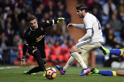 El guardameta de Las Palmas, Javi Varas intenta detener el balón de Álvaro Morata.