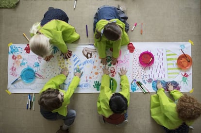 Un grupo de niños de preescolar trabajan juntos en clase.