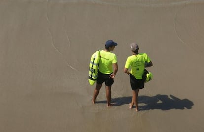 Socorristas en una playa del Ayuntamiento de Barreiros. / ANXO IGLESIAS